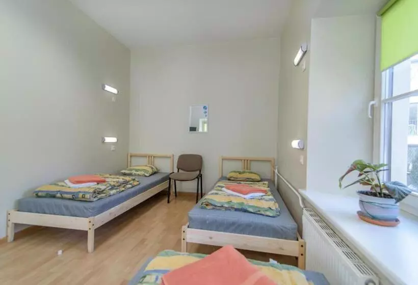 اتاق استاندارد سه تخته با سرویس بهداشتی مشترک, Hostel Filaretai