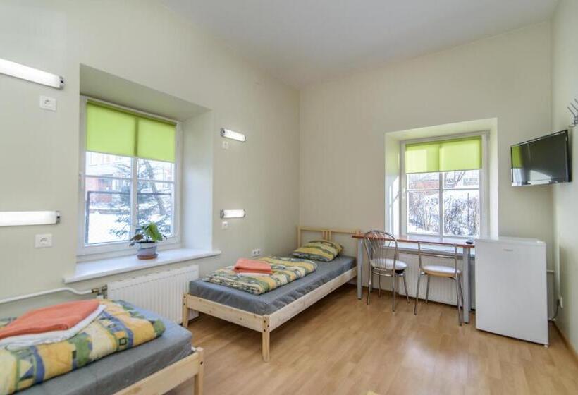 اتاق استاندارد سه تخته با سرویس بهداشتی مشترک, Hostel Filaretai