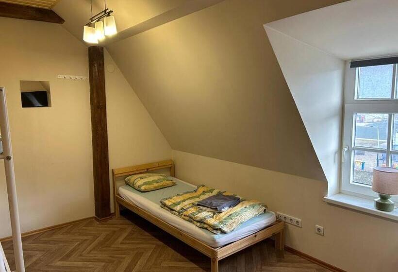 اتاق استاندارد سه تخته با سرویس بهداشتی مشترک, Hostel Filaretai