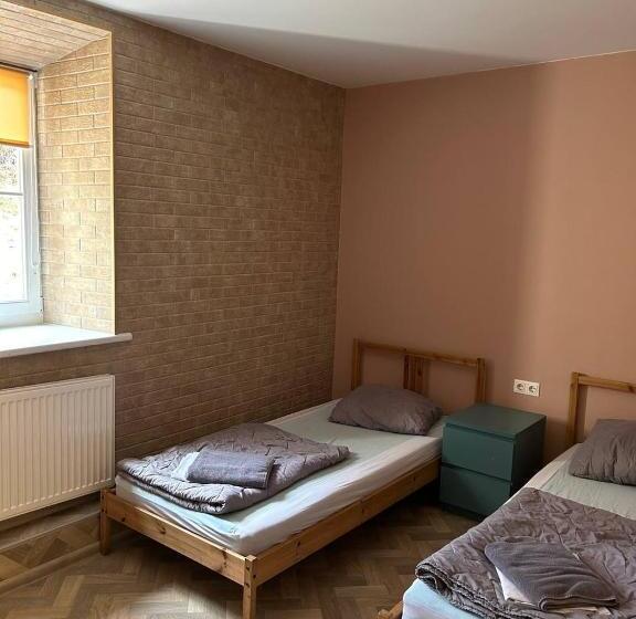 اتاق چهار تخته با دستشویی مشترک, Hostel Filaretai