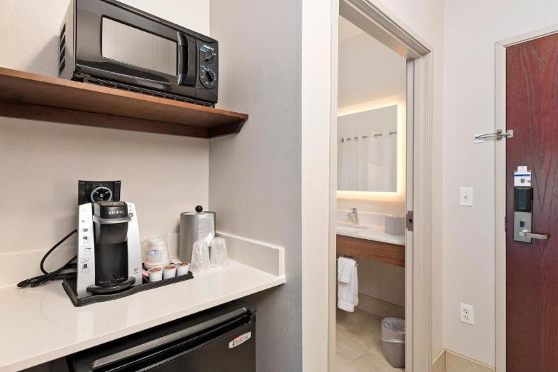 Номер Стандарт Кровать Квин Адаптированный для Инвалидов, Holiday Inn Express Hotel And Suites Conroe, An Ihg