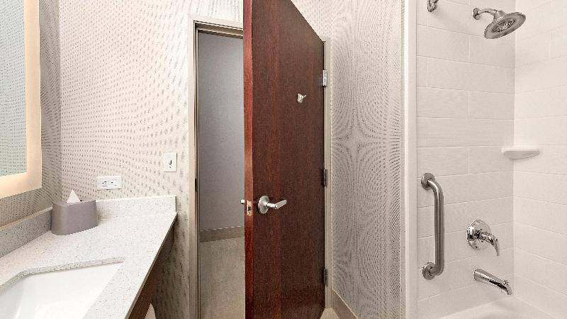 Люкс Адаптированный для Инвалидов, Holiday Inn Express Hotel And Suites Conroe, An Ihg