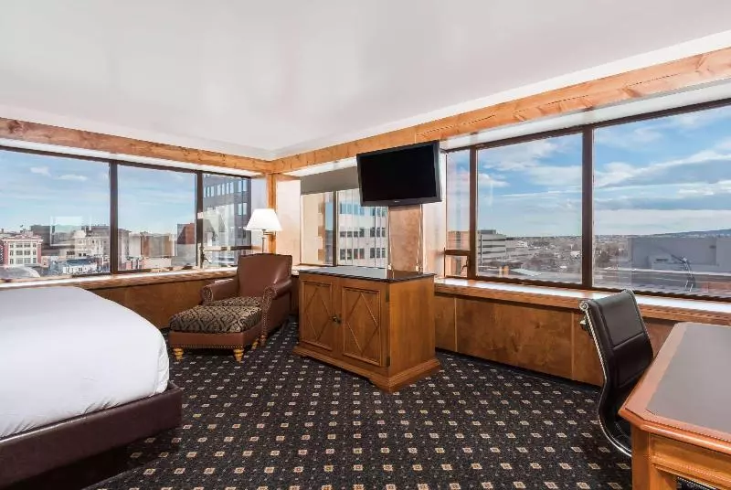身障者適用キングサイズベッドルーム, Holiday Inn Garland, An Ihg