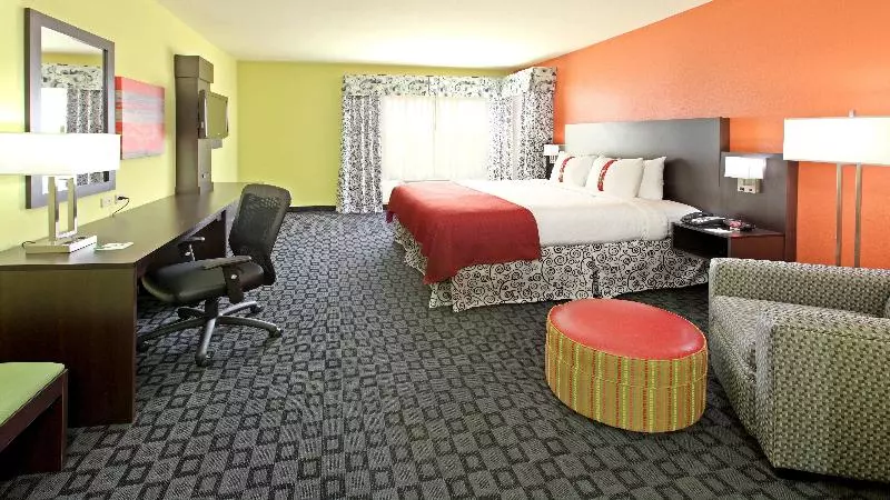キングサイズベッドのスタンダードルーム, Holiday Inn Garland, An Ihg