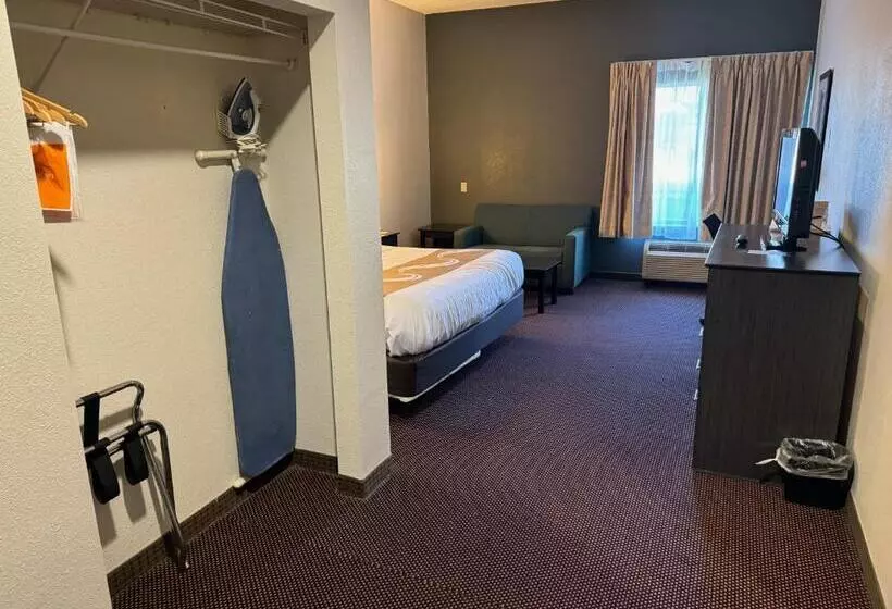キングサイズベッドのスタンダードルーム, Quality Inn &  Suites