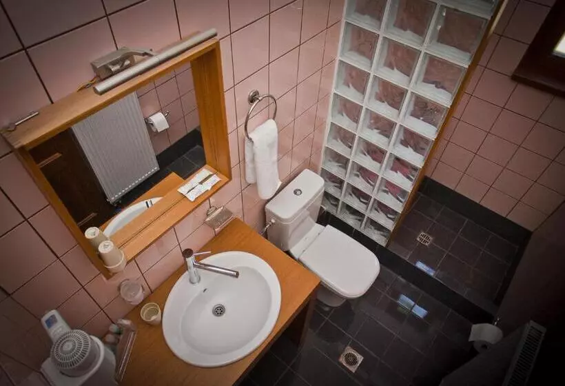 スタンダードスタジオ, Kerasies Guesthouse