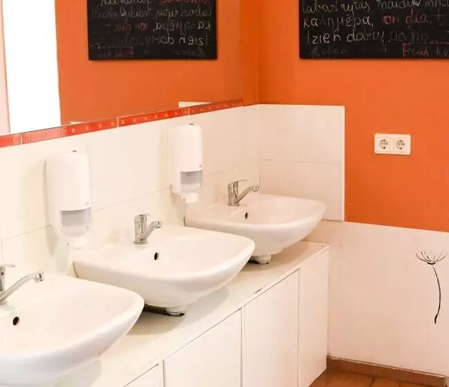 تختخواب در اتاق مشترک, R Hostel