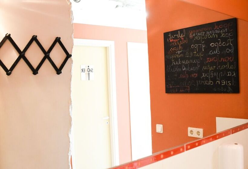 اتاق استاندارد با سرویس بهداشتی مشترک, R Hostel
