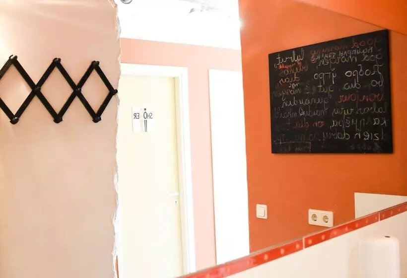 اتاق استاندارد با سرویس بهداشتی مشترک, R Hostel