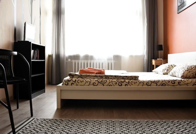 اتاق استاندارد با سرویس بهداشتی مشترک, R Hostel