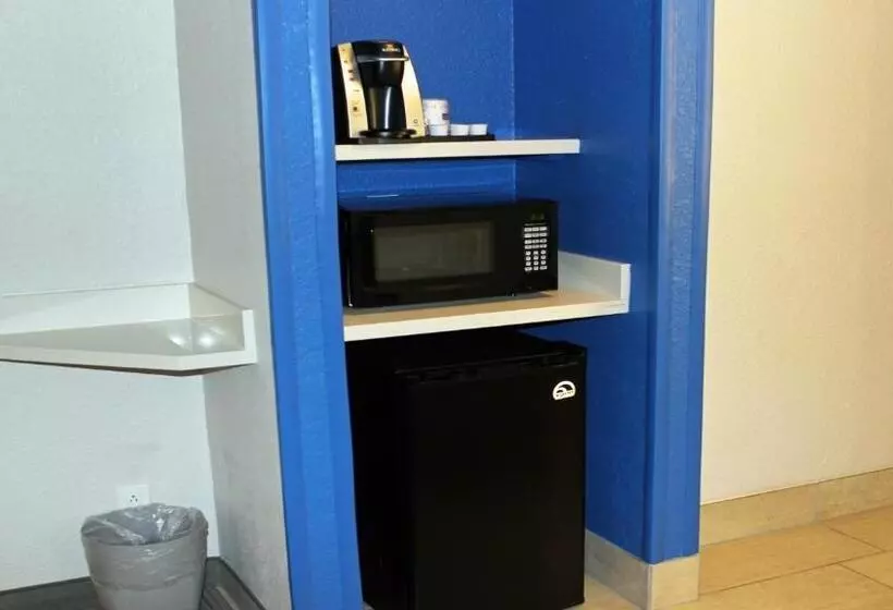 キングサイズベッドのスタンダードルーム, Holiday Inn Express Winfield   Teays Valley, An Ihg