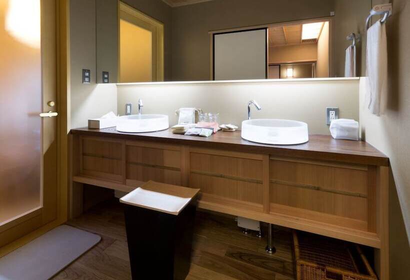 غرفة ديلوكس, Kinjohro