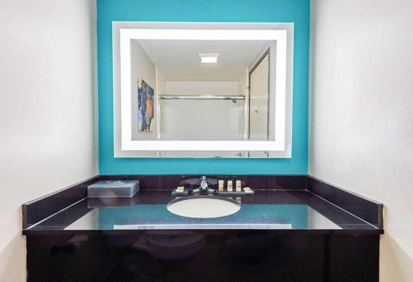 غرفة إدارية سرير كينج, La Quinta By Wyndham Jamestown