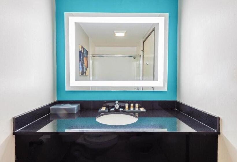 غرفة ديلوكس سرير كينج, La Quinta By Wyndham Jamestown