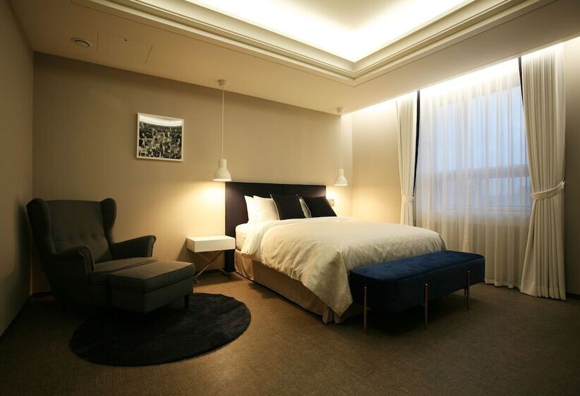 Deluxe Szoba, Polaris