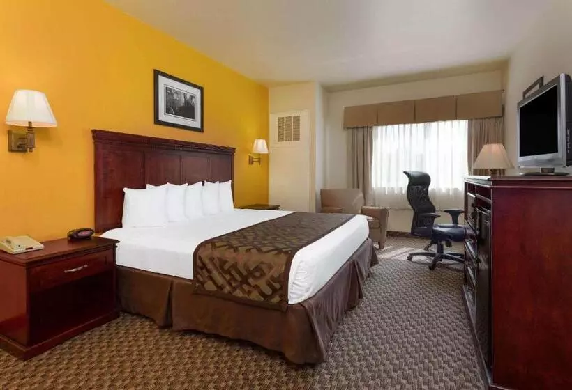 キングサイズベッドのスタンダードルーム, Montcler Hotel & Conference Center, Trademark By Wyndham