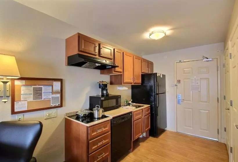 キングサイドベッドのスタンダードワンルーム, Candlewood Suites Milwaukee Airport   Oak Creek, An Ihg
