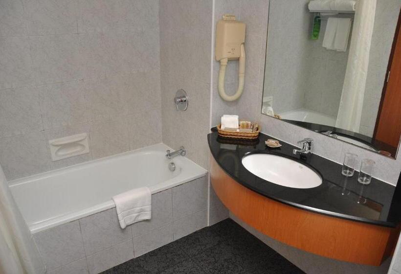 غرفة تنفيذية, Parkcity Everly