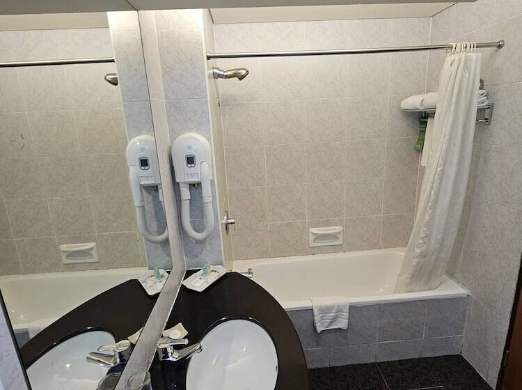 غرفة تنفيذية, Parkcity Everly