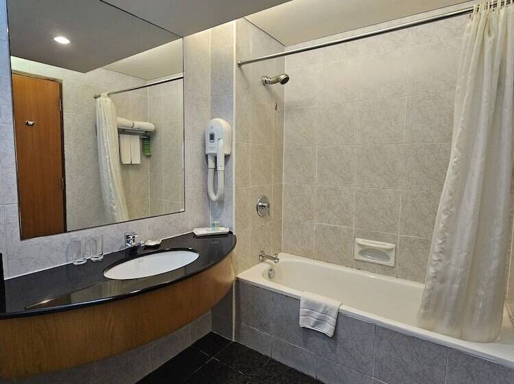 غرفة تنفيذية, Parkcity Everly