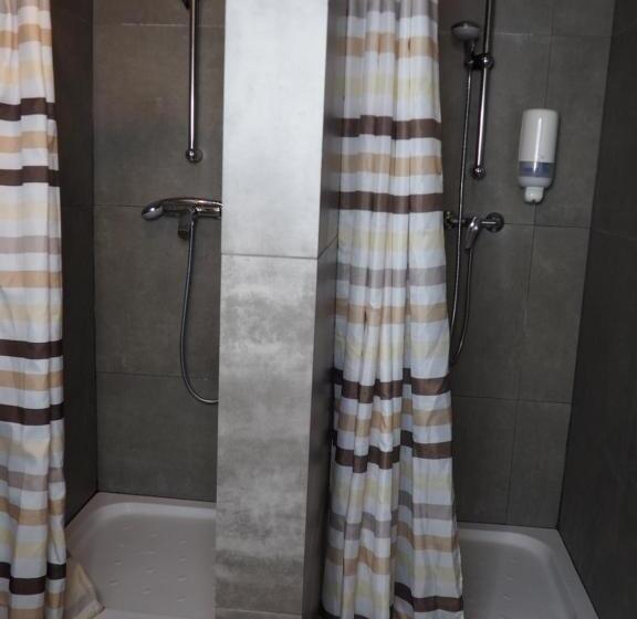 Quarto Estandar Banheiro Compartilhado, New World St Hostel And Private Room