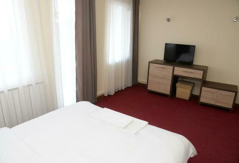 اتاق استاندارد با بالکن, Istatov