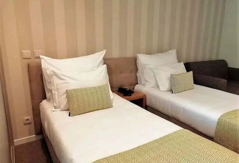 اتاق سوپریور, Adelaide