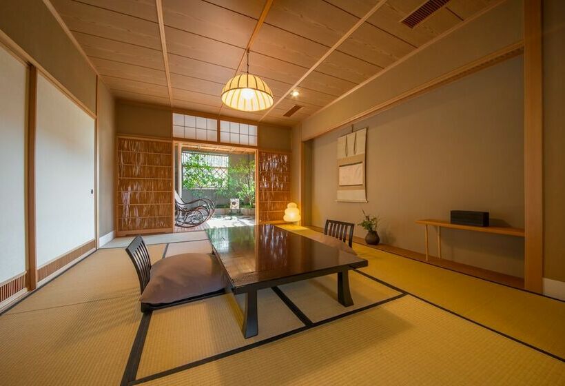 디럭스 룸, Araya Totoan