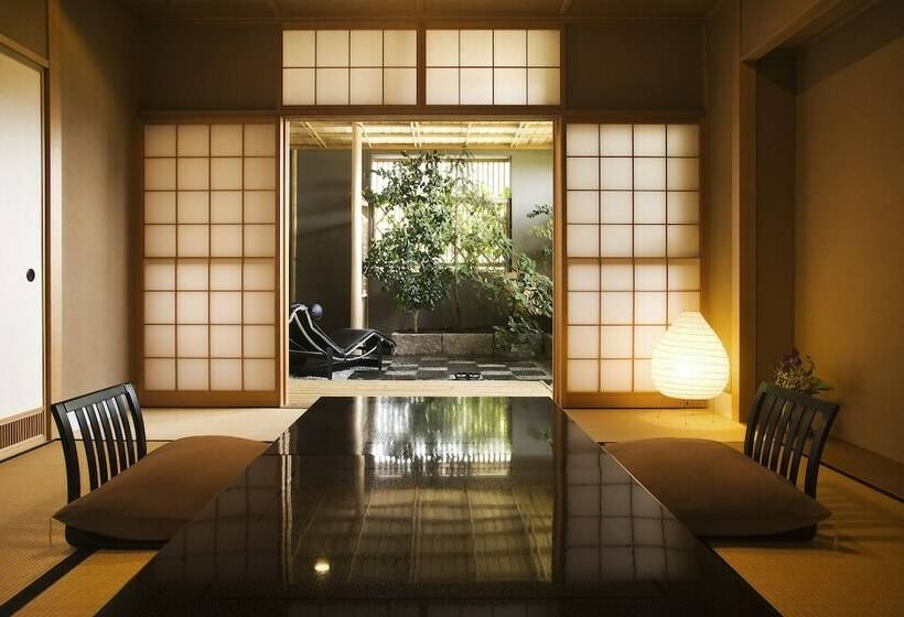 اتاق لوکس, Araya Totoan