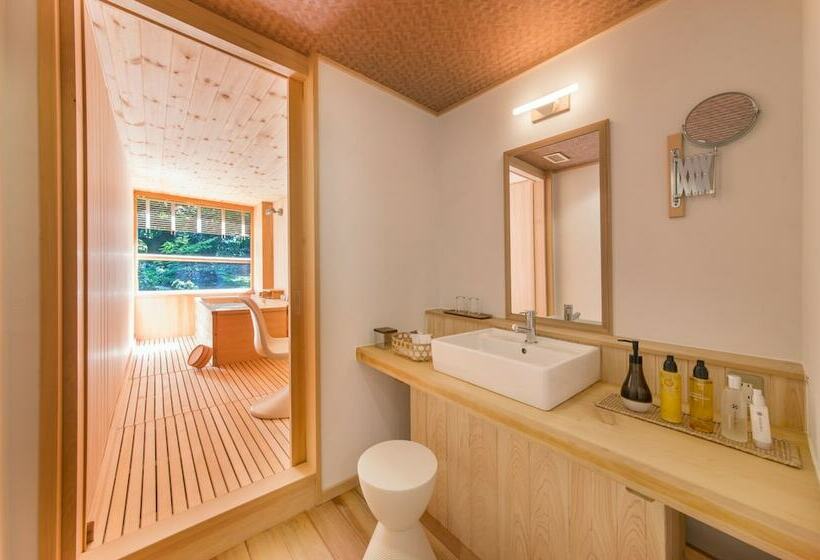 اتاق لوکس, Araya Totoan