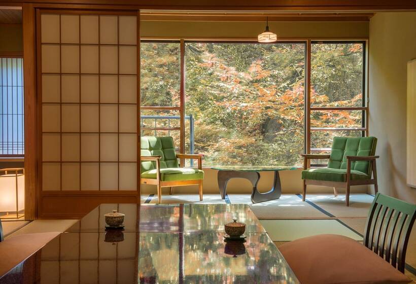 اتاق لوکس, Araya Totoan