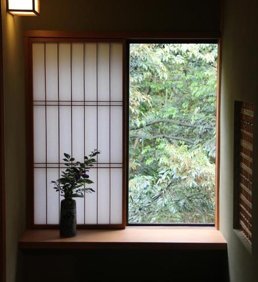 اتاق استاندارد با چشم‌انداز باغ, Araya Totoan