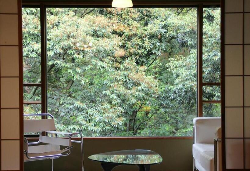 اتاق استاندارد با چشم‌انداز باغ, Araya Totoan