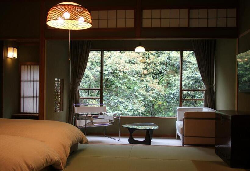 اتاق استاندارد با چشم‌انداز باغ, Araya Totoan