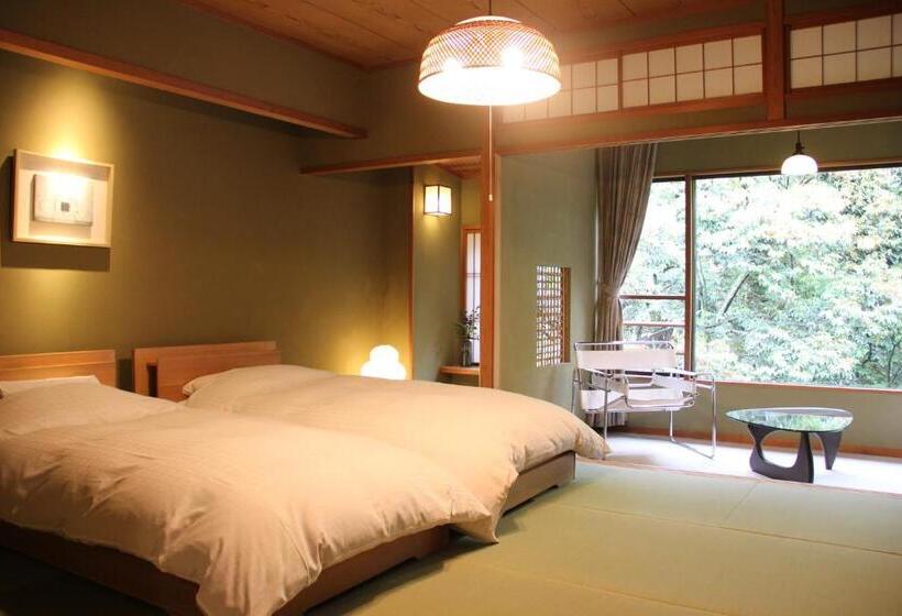 اتاق استاندارد با چشم‌انداز باغ, Araya Totoan