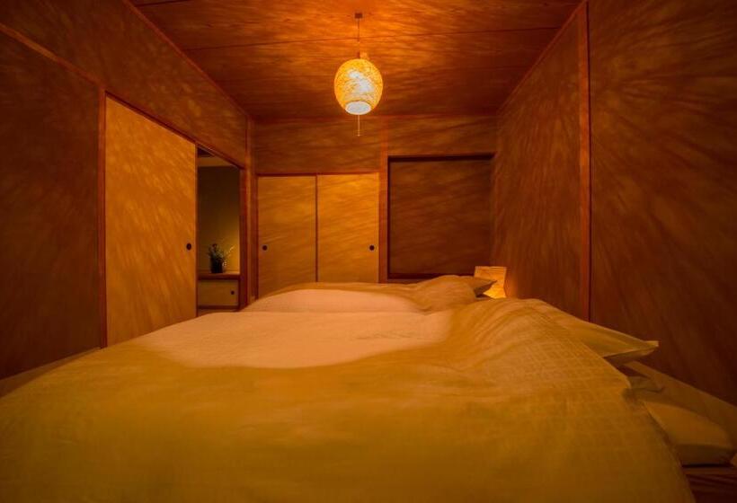 اتاق لوکس, Araya Totoan