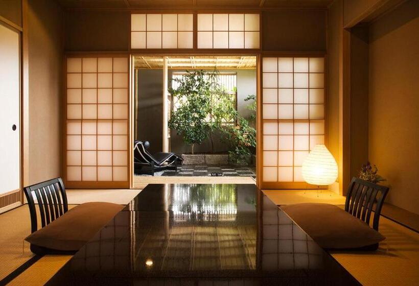 اتاق لوکس, Araya Totoan