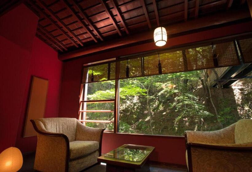 سوییت لوکس, Araya Totoan