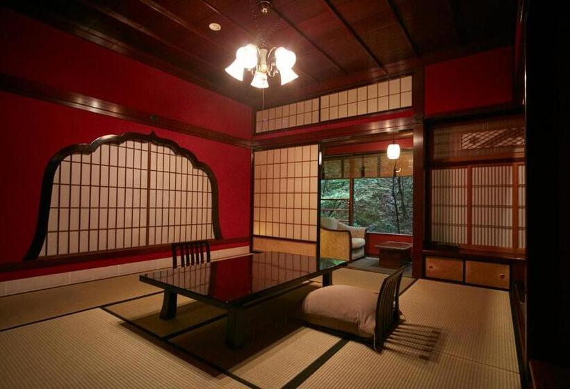 سوییت لوکس, Araya Totoan