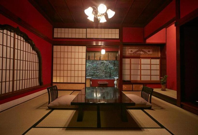 سوییت لوکس, Araya Totoan