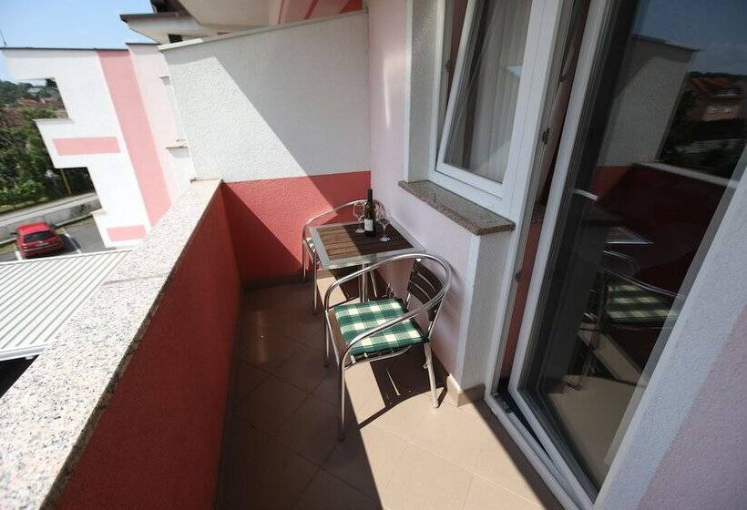 スタンダードトリプルルーム, Zagi