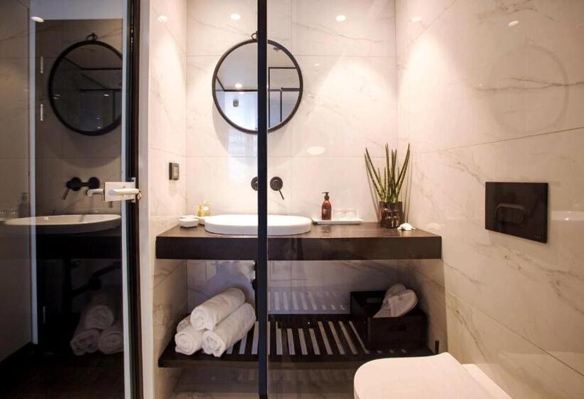 חדר סופריור, Daniel Herzliya