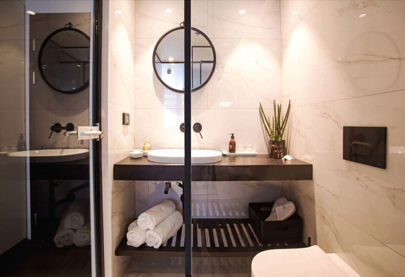 חדר סופריור, Daniel Herzliya