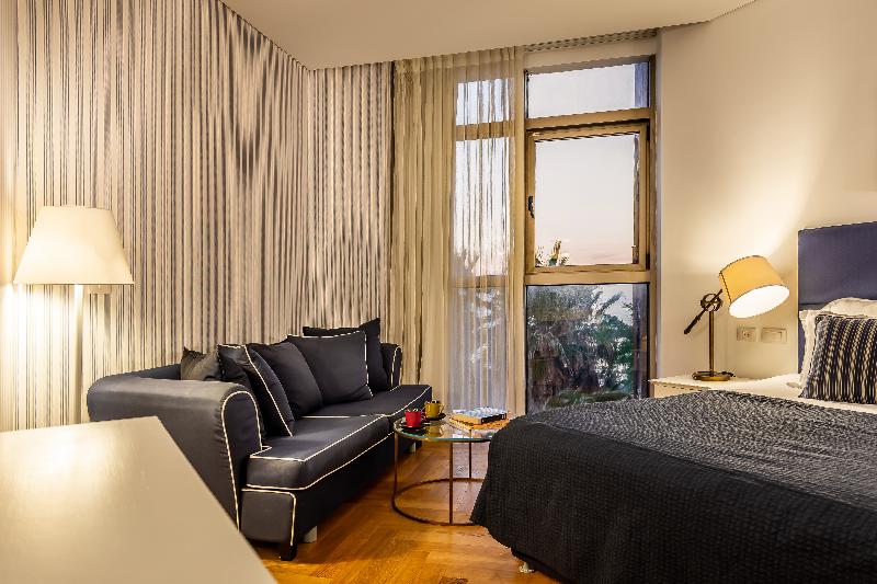 חדר סופריור, Daniel Herzliya