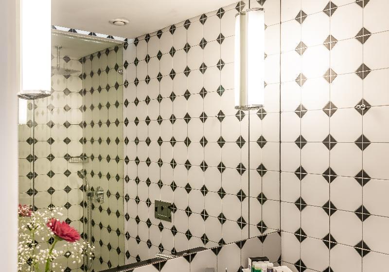 חדר סופריור, Daniel Herzliya