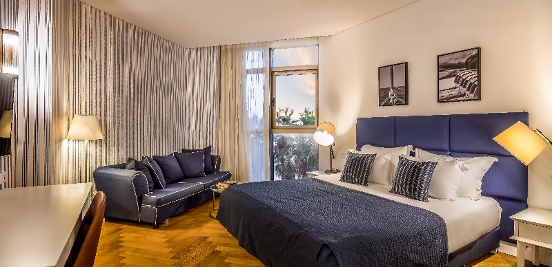 חדר סופריור, Daniel Herzliya