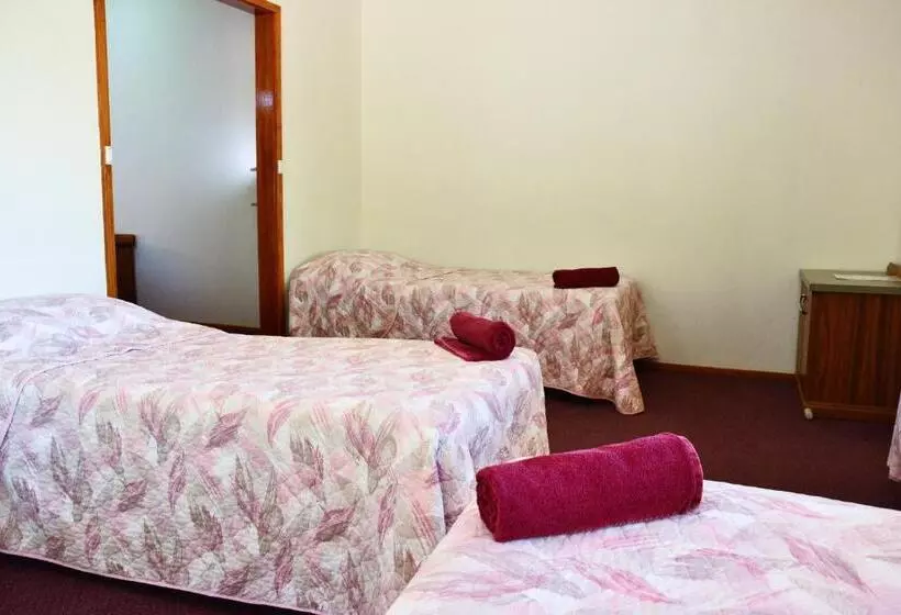 Perhehuone, Erldunda Desert Oaks Resort