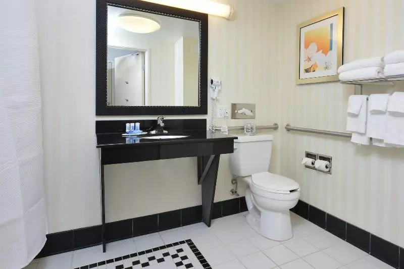 キングサイズベッドのスタンダードルーム, Fairfield Inn & Suites Wytheville