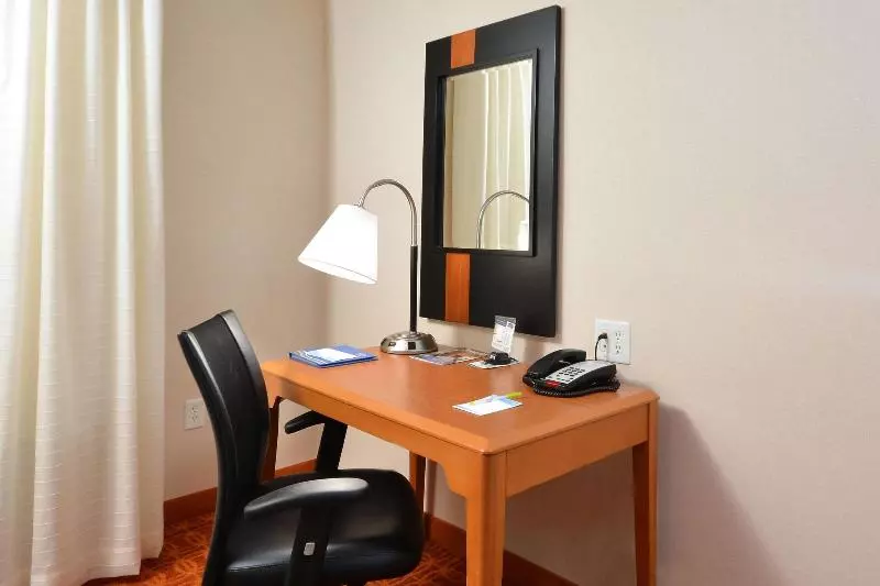 キングサイズベッドのスタンダードルーム, Fairfield Inn & Suites Wytheville