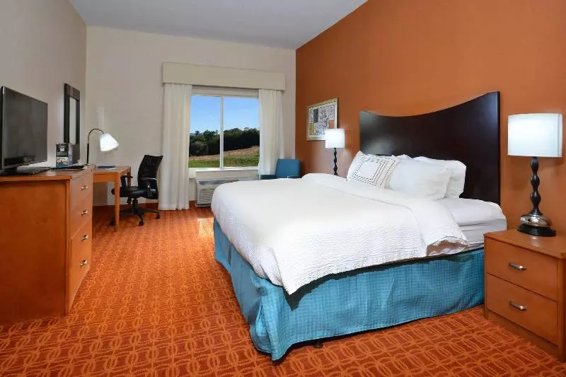 キングサイズベッドのスタンダードルーム, Fairfield Inn & Suites Wytheville